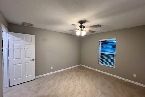 House in Port St. Lucie, Florida 4 bedrooms, 160.72 sq.m. № 2047413 - photo 3