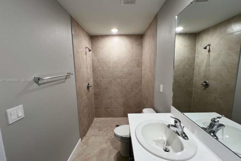 House in Port St. Lucie, Florida 4 bedrooms, 160.72 sq.m. № 2047413 - photo 10