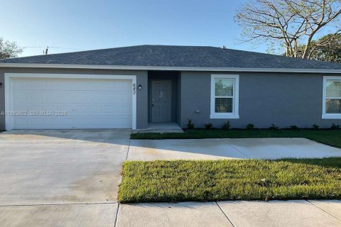 House in Port St. Lucie, Florida 4 bedrooms, 160.72 sq.m. № 2047413