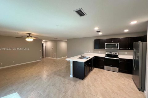 House in Port St. Lucie, Florida 4 bedrooms, 160.72 sq.m. № 2047413 - photo 2