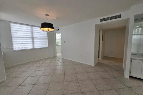 Condo in Aventura, Florida, 2 bedrooms № 1971319 - photo 9