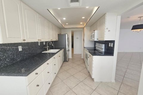 Condo in Aventura, Florida, 2 bedrooms № 1971319 - photo 2