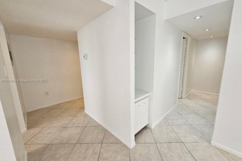 Condo in Aventura, Florida, 2 bedrooms № 1971319 - photo 11