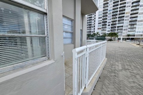 Condo in Aventura, Florida, 2 bedrooms № 1971319 - photo 30