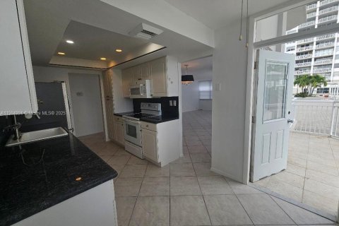 Condo in Aventura, Florida, 2 bedrooms № 1971319 - photo 1