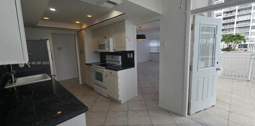 Condo in Aventura, Florida, 2 bedrooms № 1971319