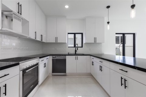 House in Miami, Florida 4 bedrooms, 183.48 sq.m. № 2066362 - photo 10
