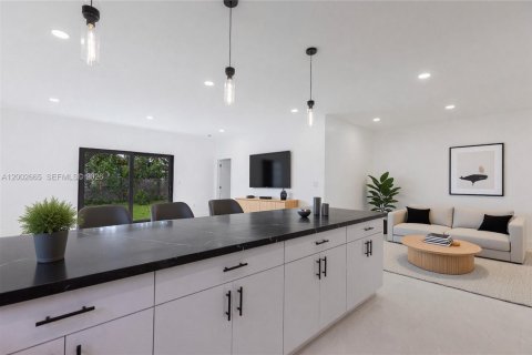 House in Miami, Florida 4 bedrooms, 183.48 sq.m. № 2066362 - photo 9