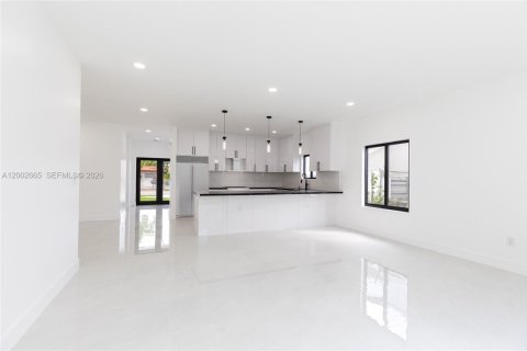 House in Miami, Florida 4 bedrooms, 183.48 sq.m. № 2066362 - photo 3