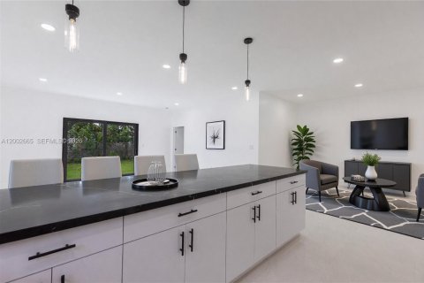 House in Miami, Florida 4 bedrooms, 183.48 sq.m. № 2066362 - photo 7