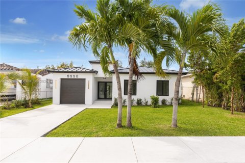 House in Miami, Florida 4 bedrooms, 183.48 sq.m. № 2066362 - photo 25