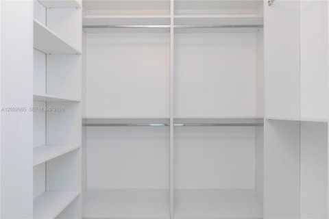 House in Miami, Florida 4 bedrooms, 183.48 sq.m. № 2066362 - photo 18