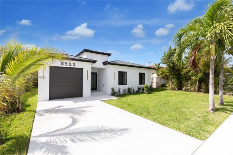 House in Miami, Florida 4 bedrooms, 183.48 sq.m. № 2066362 - photo 27