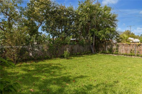 House in Miami, Florida 4 bedrooms, 183.48 sq.m. № 2066362 - photo 28