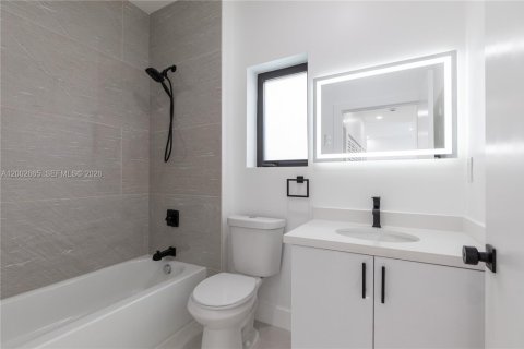 House in Miami, Florida 4 bedrooms, 183.48 sq.m. № 2066362 - photo 19