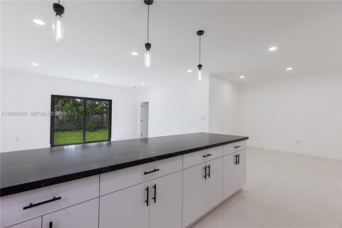 House in Miami, Florida 4 bedrooms, 183.48 sq.m. № 2066362 - photo 8