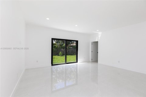 House in Miami, Florida 4 bedrooms, 183.48 sq.m. № 2066362 - photo 6