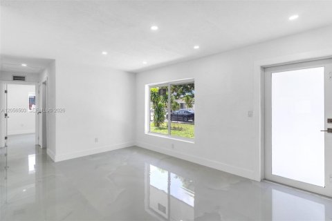Купить виллу или дом в Майами-Гарденс, Флорида 5 спален, 149.39м2, № 2168103 - фото 8