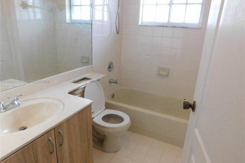Condo in Hialeah, Florida, 2 bedrooms  № 1952591 - photo 10
