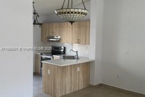 Condo in Hialeah, Florida, 2 bedrooms  № 1952591 - photo 12