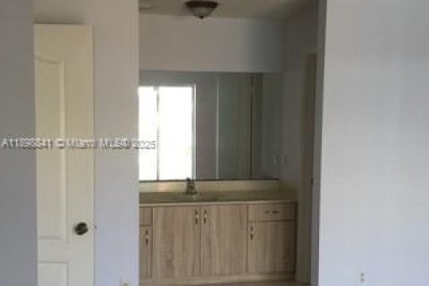 Condo in Hialeah, Florida, 2 bedrooms  № 1952591 - photo 13