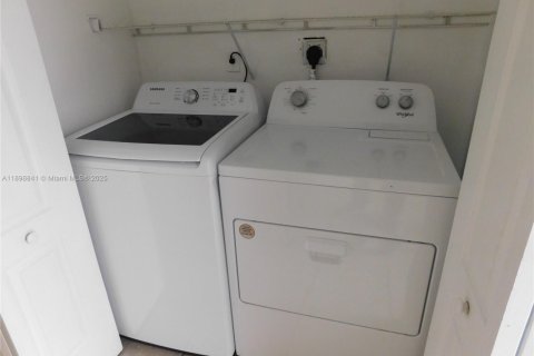 Condo in Hialeah, Florida, 2 bedrooms  № 1952591 - photo 4