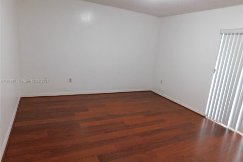 Condo in Hialeah, Florida, 2 bedrooms  № 1952591 - photo 7