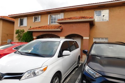 Condo in Hialeah, Florida, 2 bedrooms  № 1952591 - photo 1