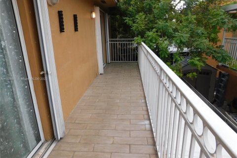 Condo in Hialeah, Florida, 2 bedrooms  № 1952591 - photo 5