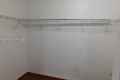 Condo in Hialeah, Florida, 2 bedrooms  № 1952591 - photo 9