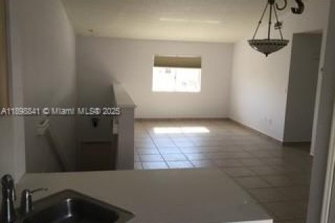 Condo in Hialeah, Florida, 2 bedrooms  № 1952591 - photo 18