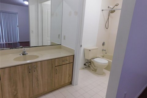 Condo in Hialeah, Florida, 2 bedrooms  № 1952591 - photo 8