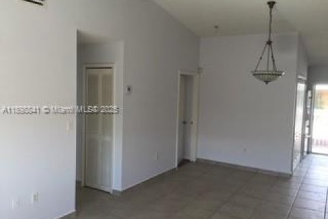 Condo in Hialeah, Florida, 2 bedrooms  № 1952591 - photo 17