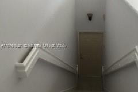 Condo in Hialeah, Florida, 2 bedrooms  № 1952591 - photo 19