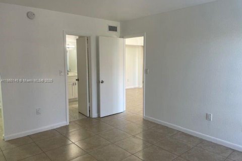 Condo in Miami, Florida, 2 bedrooms  № 1892214 - photo 11