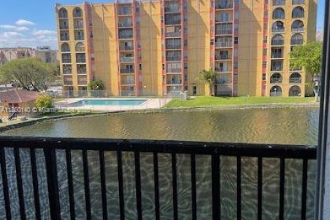 Condo in Miami, Florida, 2 bedrooms  № 1892214 - photo 26