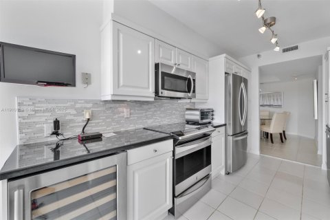 Condo in Aventura, Florida, 2 bedrooms  № 2013672 - photo 9