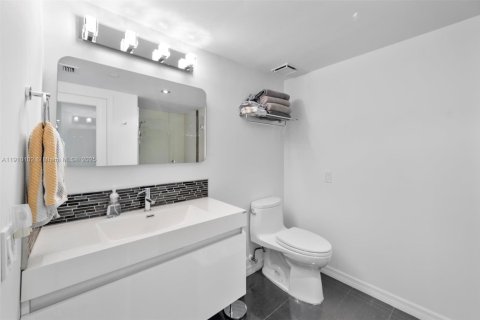 Condo in Aventura, Florida, 2 bedrooms  № 2013672 - photo 27