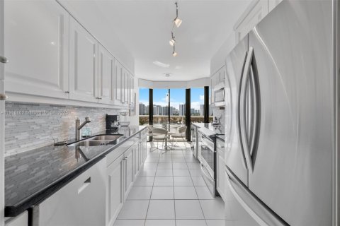 Condo in Aventura, Florida, 2 bedrooms  № 2013672 - photo 10