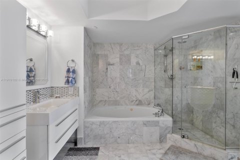 Condo in Aventura, Florida, 2 bedrooms  № 2013672 - photo 19