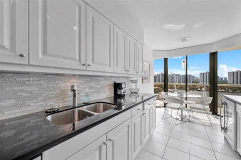 Condo in Aventura, Florida, 2 bedrooms  № 2013672 - photo 11