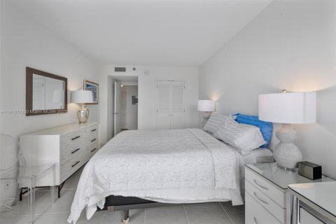 Condo in Aventura, Florida, 2 bedrooms  № 2013672 - photo 25