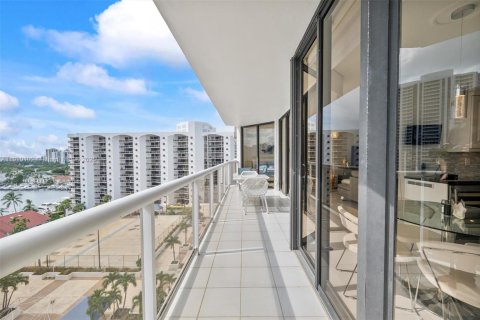 Condo in Aventura, Florida, 2 bedrooms  № 2013672 - photo 29