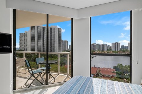 Condo in Aventura, Florida, 2 bedrooms  № 2013672 - photo 17