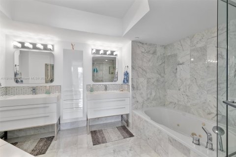 Condo in Aventura, Florida, 2 bedrooms  № 2013672 - photo 18