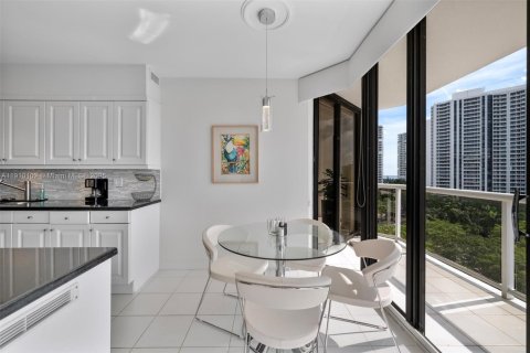 Condo in Aventura, Florida, 2 bedrooms  № 2013672 - photo 13
