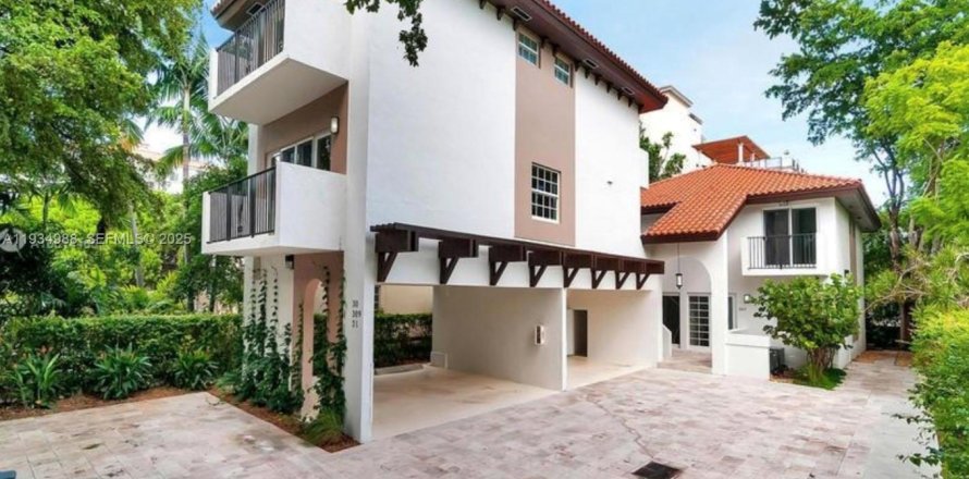 Adosado en Coral Gables, Florida 2 dormitorios, 139.35 m2 № 1993069