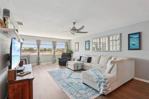 Condominio en venta en Saint Petersburg, Florida, 2 dormitorios, 121.24 m2 № 2094499 - foto 11