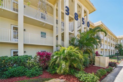 Condominio en venta en Saint Petersburg, Florida, 2 dormitorios, 121.24 m2 № 2094499 - foto 2
