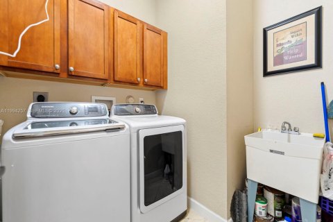 Купить виллу или дом в Катлер-Бей, Флорида 5 спален, 284.37м2, № 2056136 - фото 25